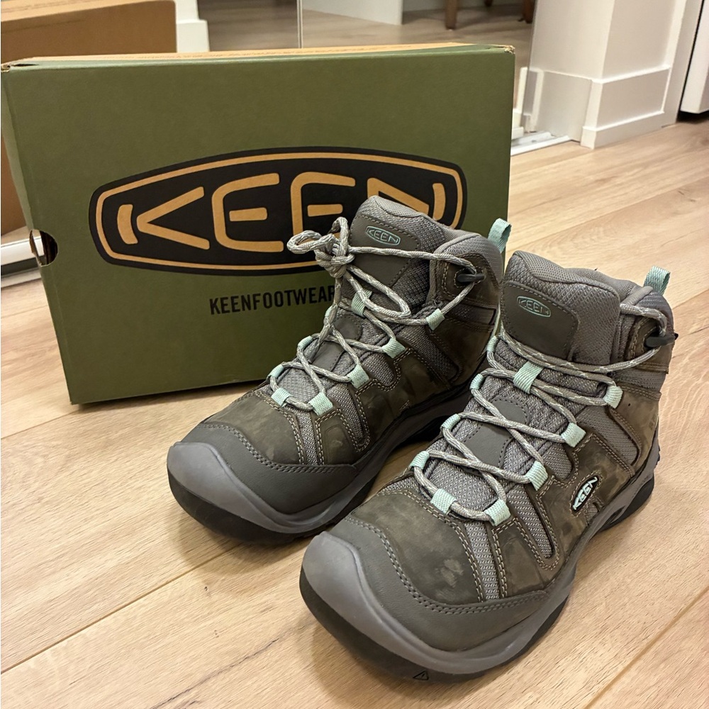 Keen Women's Circadia Waterproof Hiking Boot Wide - Size 7